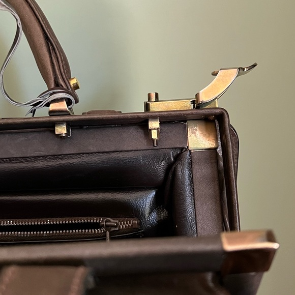 Locking Travel Handbag, Leather Satchel with Original Key, Authentic Vintage - Picture 11 of 16